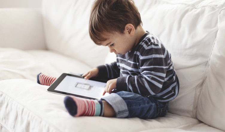 Как подготовить ребенка к первому смартфону
