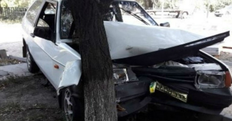 От удара машина влетела в дерево: в Донецкой области произошло пьяное ДТП