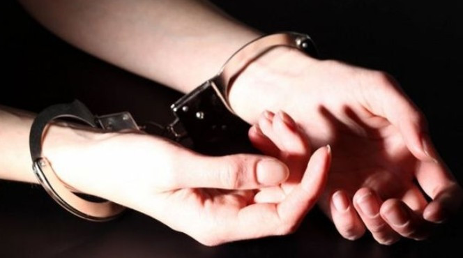 Торговала наркотиками: суд избрал меру пресечения женщине