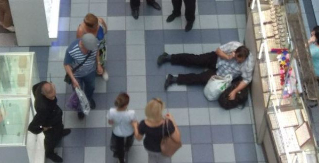 В супермаркете Киева охрана «нокаутировала» посетителя