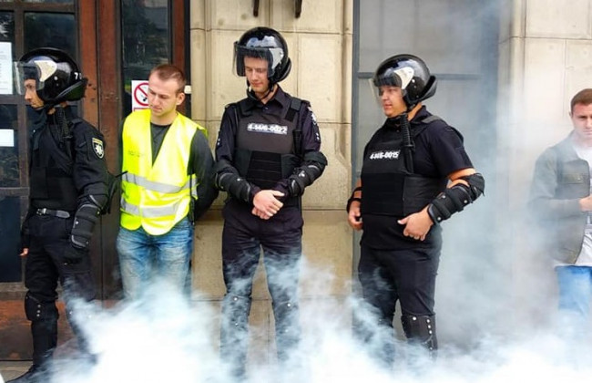 «С14» устроили дымовую завесу возле здания Апелляционного суда Львовской области