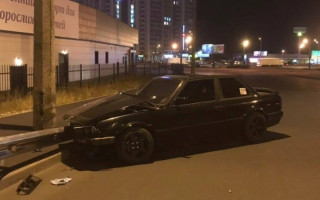 Влетел в отбойник: в Киеве произошло странное ДТП