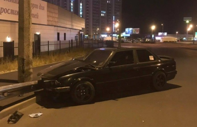 Влетел в отбойник: в Киеве произошло странное ДТП