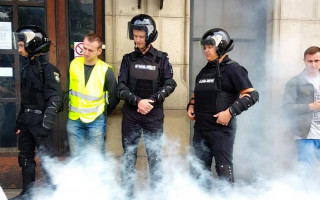 «С14» устроили дымовую завесу возле здания Апелляционного суда Львовской области