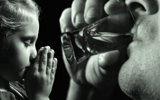 В грязной квартире без мебели: горе-родители «пропили» собственного сына