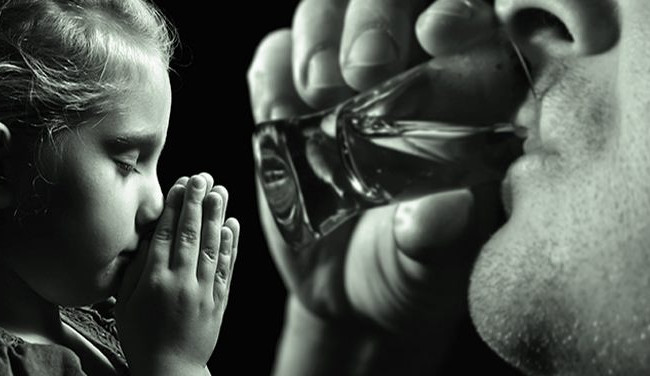 В грязной квартире без мебели: горе-родители «пропили» собственного сына