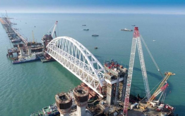 В Крыму плавкран врезался в Керченский мост