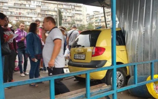 «Снес» остановку и протаранил киоск: в Киеве произошло ужасное ДТП