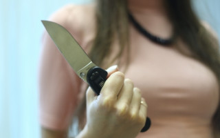 Ранили и ограбили: две девушки напали на иностранца в Одессе