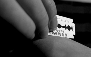 Вскрыл вены на глазах у копов: в Херсоне дебошир попытался покончить с жизнью