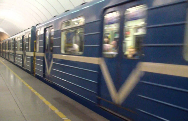 Планировал самоубийство: в Киеве мужчина бросился под поезд метро