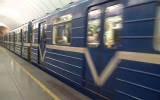 Планировал самоубийство: в Киеве мужчина бросился под поезд метро