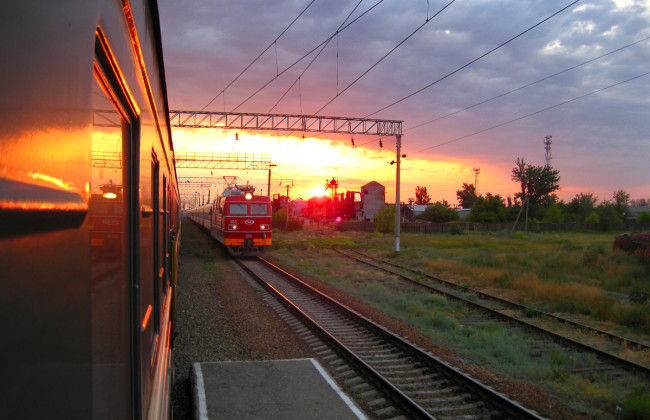 «Сидел на рельсах»: поезд на скорости «снес» мужчину в Харькове