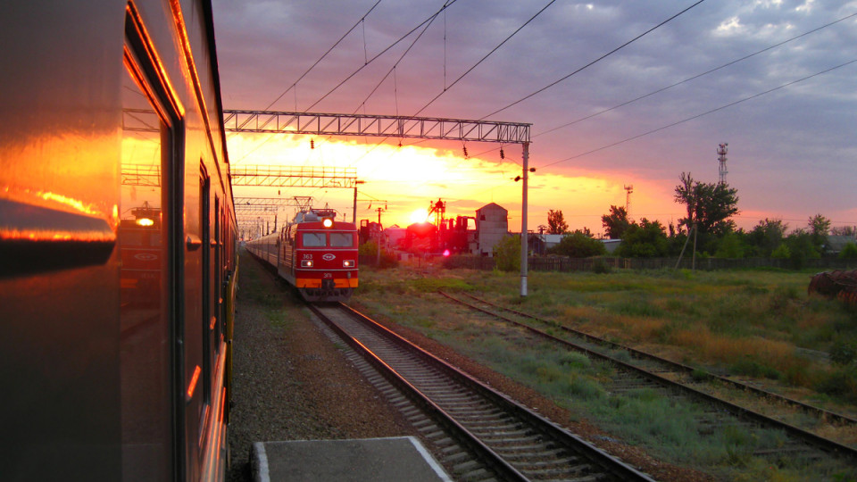 «Сидел на рельсах»: поезд на скорости «снес» мужчину в Харькове