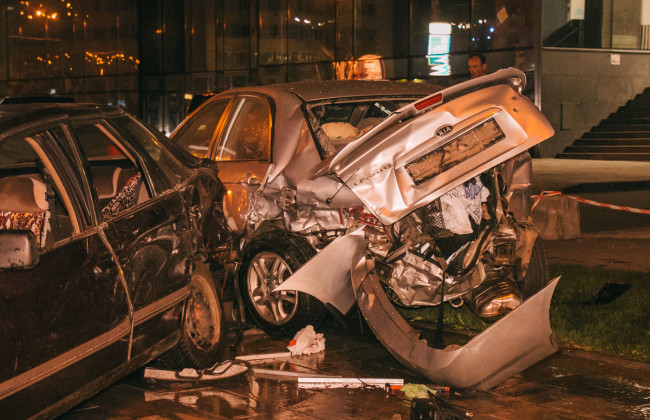 Въехал в припаркованный автомобиль: в Киеве произошло крупное ДТП