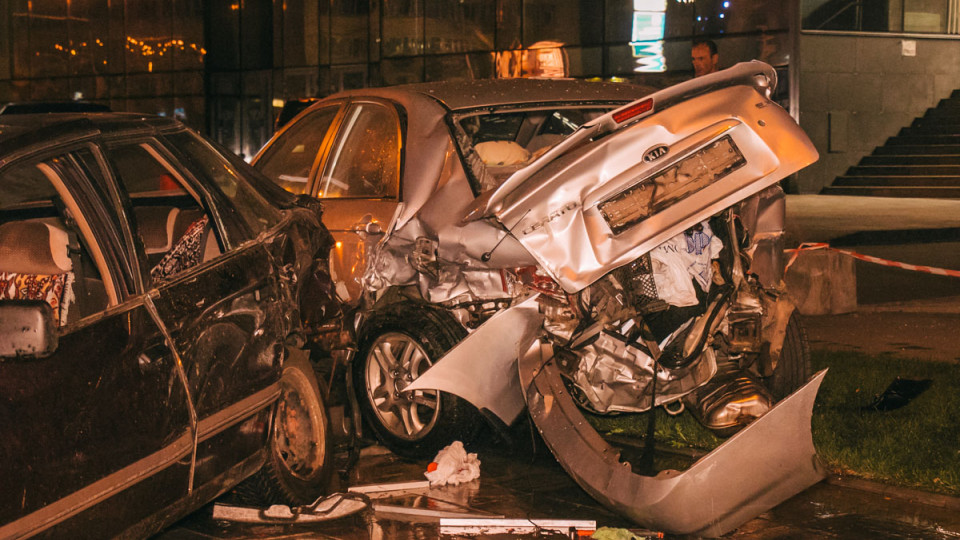 Въехал в припаркованный автомобиль: в Киеве произошло крупное ДТП