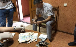 Вымогал 60 тысяч гривен: в Херсонской области задержали прокурора-взяточника