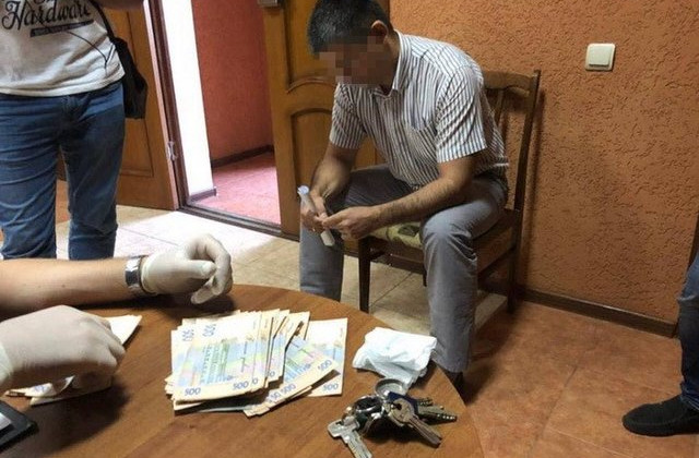 Вымогал 60 тысяч гривен: в Херсонской области задержали прокурора-взяточника