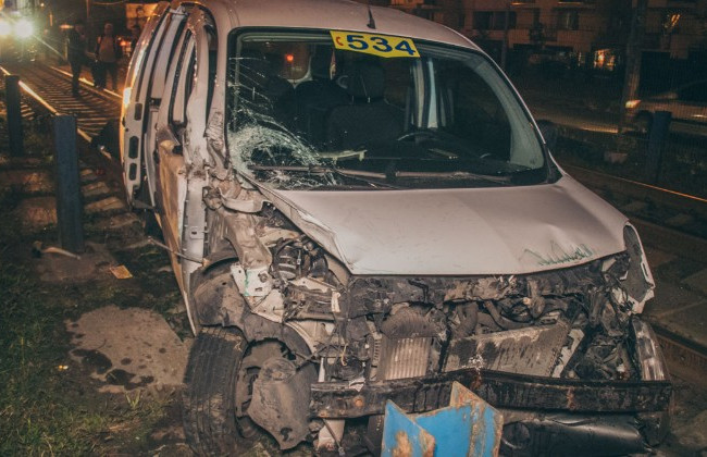 Пьяное ДТП в Киеве: такси вылетело на трамвайные пути