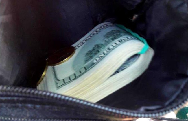 Забрал сумку с долларами: в Запорожье дерзкий грабитель напал на бабушку