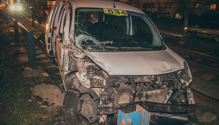 Пьяное ДТП в Киеве: такси вылетело на трамвайные пути