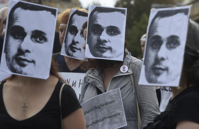 В поддержку Сенцова: французские знаменитости будут голодать перед посольством РФ