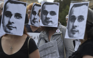 В поддержку Сенцова: французские знаменитости будут голодать перед посольством РФ