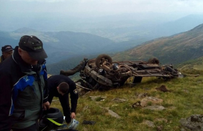 На Закарпатье внедорожник с туристами упал в ущелье: все подробности
