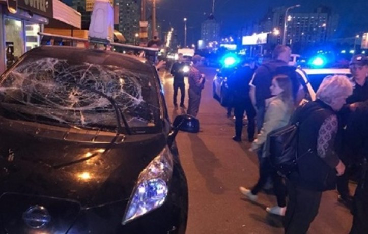 ДТП в Киеве: автомобиль отбросило на остановку с людьми