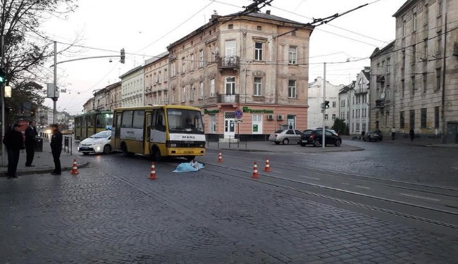 Во Львове маршрутка насмерть «снесла» женщину