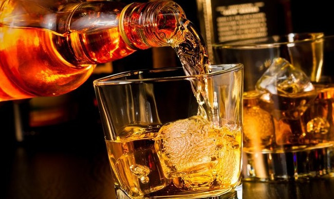 Украл бутылку виски: суд вынес приговор военнослужащему