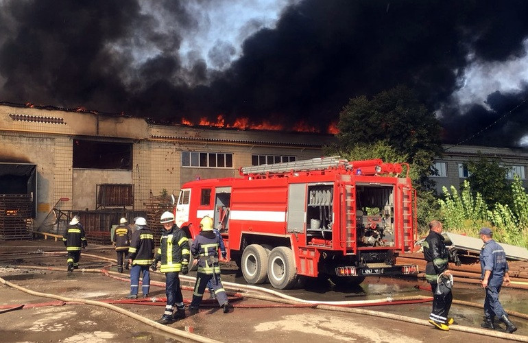 Фабрику в Житомире охватил масштабный пожар: все подробности