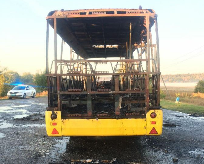 Пассажирский автобус сгорел на ходу в Харьковской области: все подробности