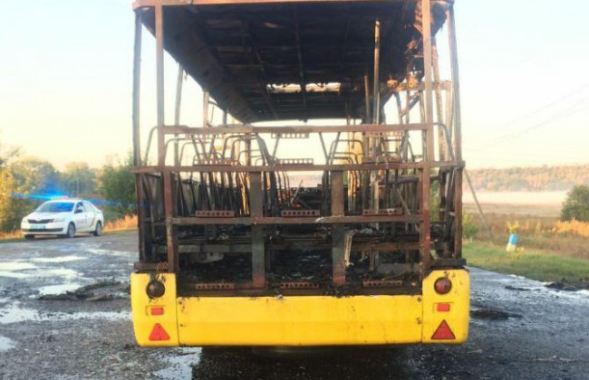 Пассажирский автобус сгорел на ходу в Харьковской области: все подробности