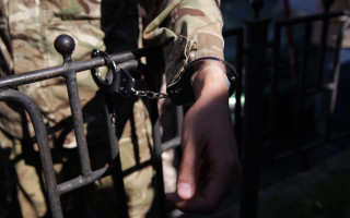 Участники митинга приковали себя наручниками к забору под АП