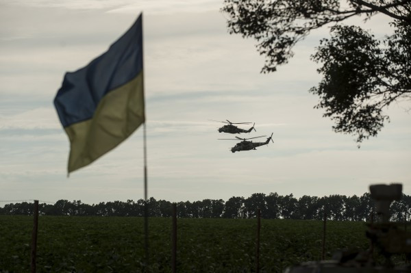 Бойцы ООС установили флаг Украины под носом у боевиков