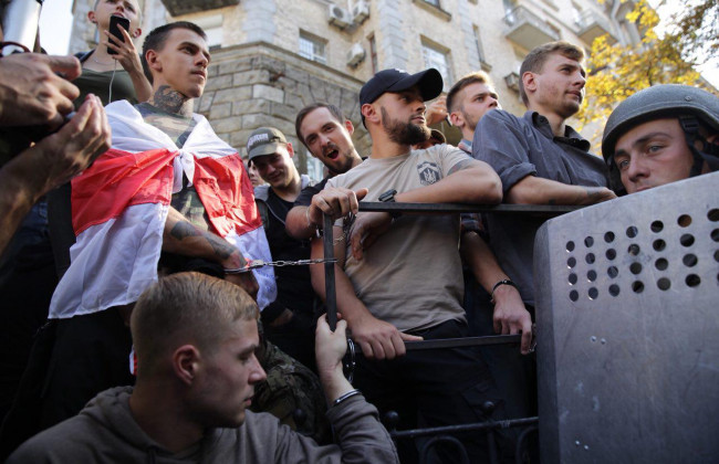 Участники митинга приковали себя наручниками к забору под АП