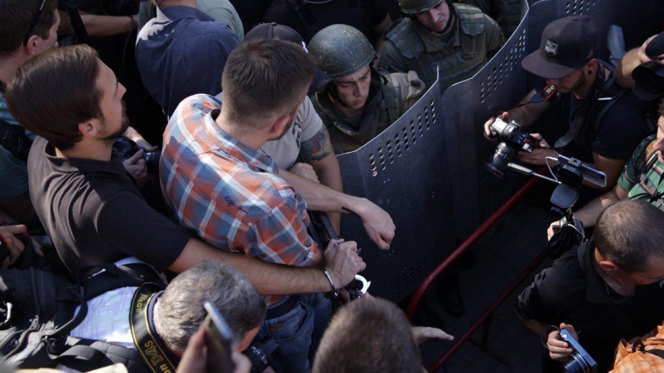 Участники митинга приковали себя наручниками к забору под АП
