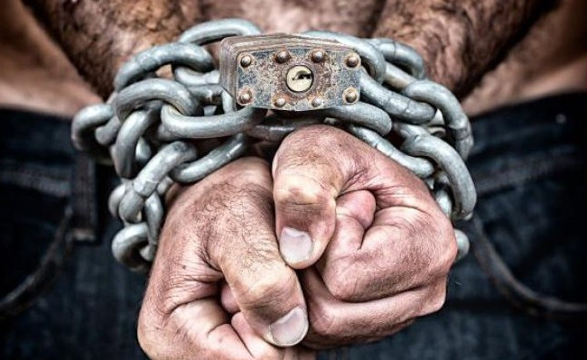 Держали людей в трудовом рабстве: под суд пойдет группа лиц