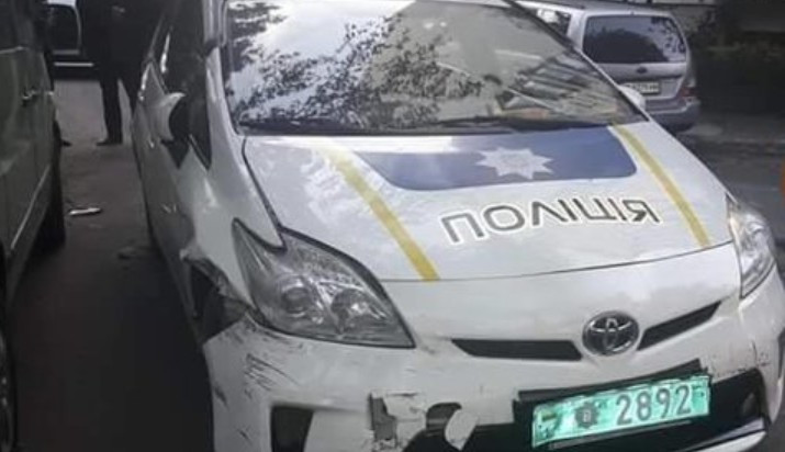 Заснул за рулем: патрульный в Киеве «влетел» в пять автомобилей
