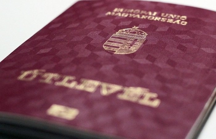 Скандал с венгерскими паспортами: кому выгоден этот конфликт