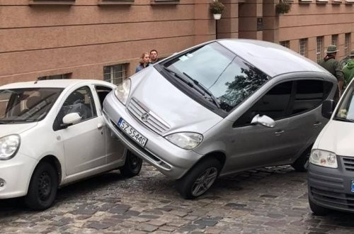 Странное ДТП: во Львове женщина заехала на припаркованную машину