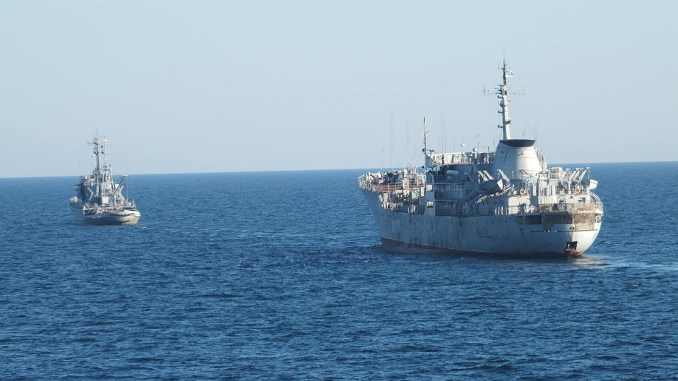 Военные корабли Украины идут на Азов