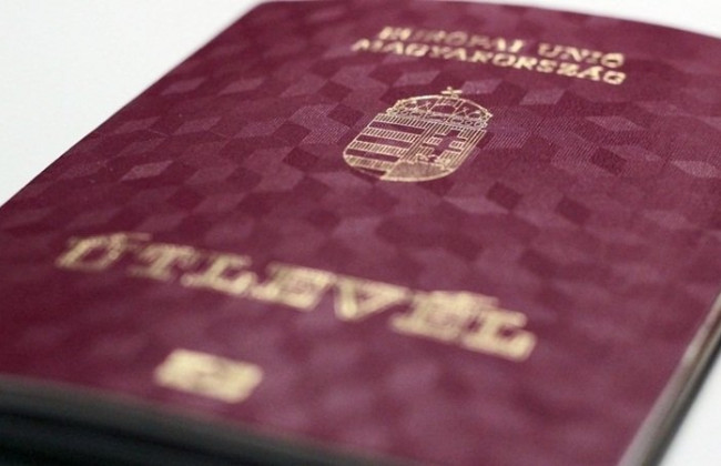 Скандал с венгерскими паспортами: кому выгоден этот конфликт