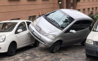 Странное ДТП: во Львове женщина заехала на припаркованную машину