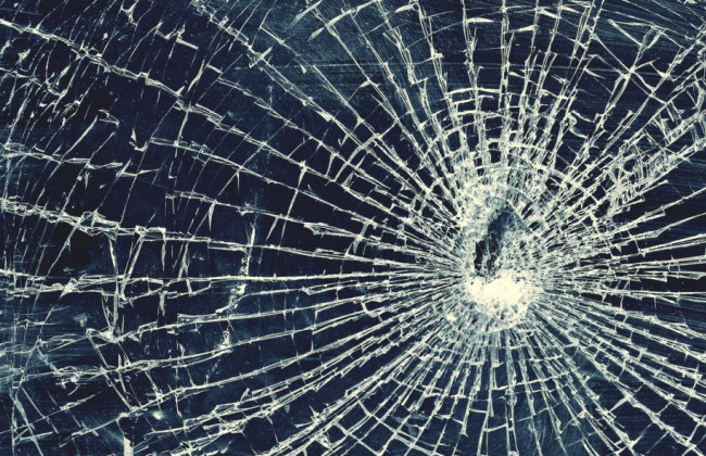 «Разбил все» : мужчина выбросил деталь от телевизора на припаркованный автомобиль