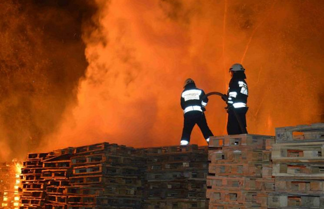 Крупный пожар в Днепре: склады выгорели дотла