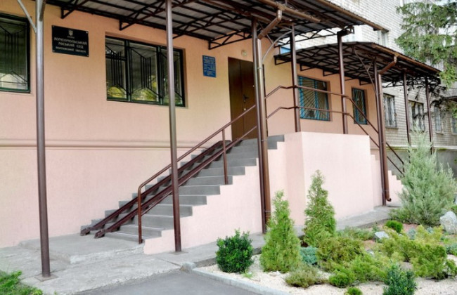 Дерзкое ограбление: в Полтавской области со здания суда похитили флаг