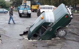 Такси ушло под землю: в Киевской области произошло ЧП