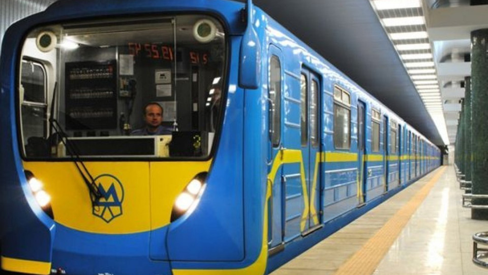 В киевском метро произошло ЧП: мужчина упал на рельсы